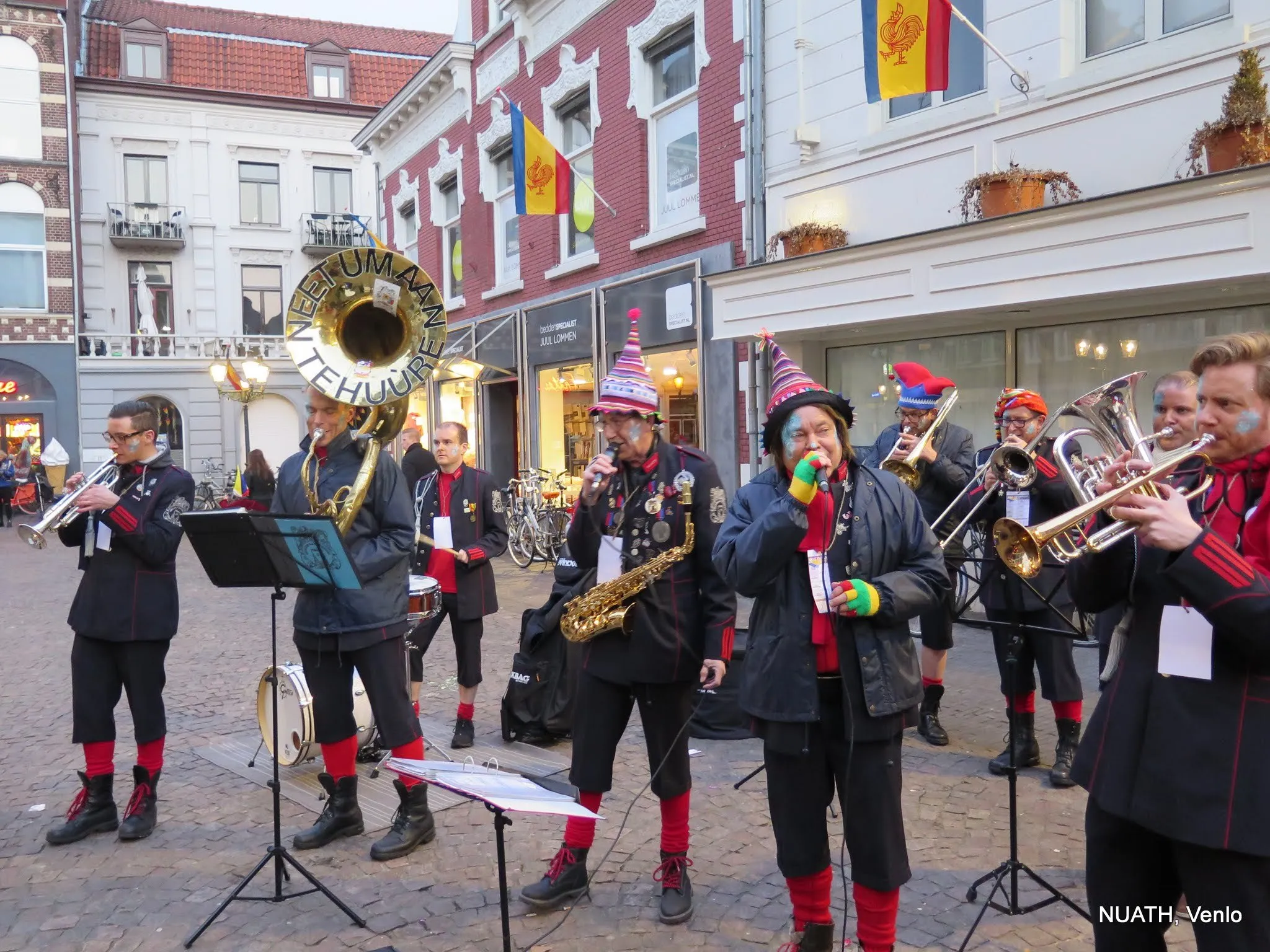 NUATH speult op straot in Venlo, met de sousafoon vuuraan.